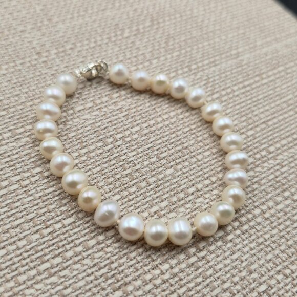 7.5 Inch Sterling Silver Simple Genuine Pearls Bracelet B820 - Picture 2 of 6